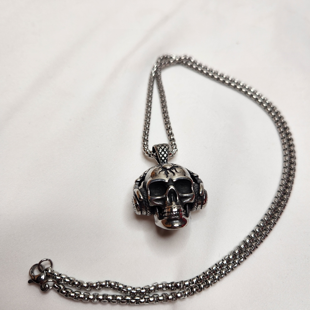 Stainless Steel Skull Necklace w/ Headphones and Sun Detail Chain Incl NWOT - Picture 7 of 9